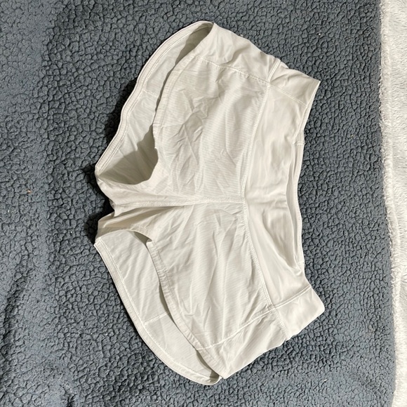 lululemon size 4 speed up low rise lines white shorts (2.5 inch) - Picture 1 of 4
